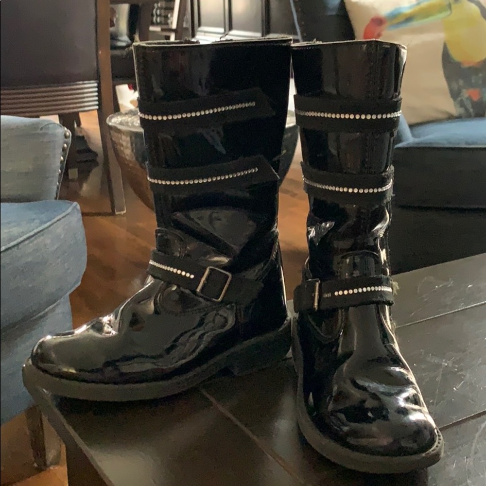 🎁 Nice long boots with fancy details